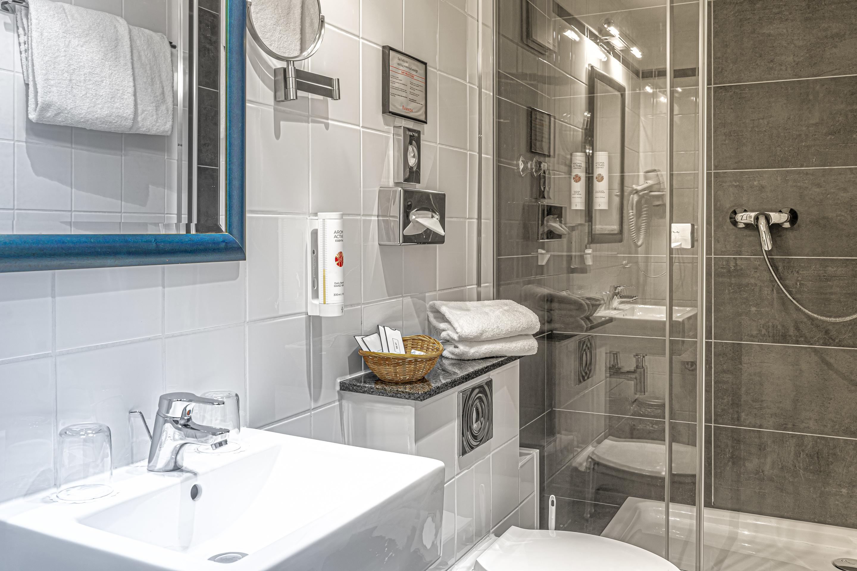 Ramada By Wyndham Frankfurt City Centre Frankfurt am Main Ngoại thất bức ảnh